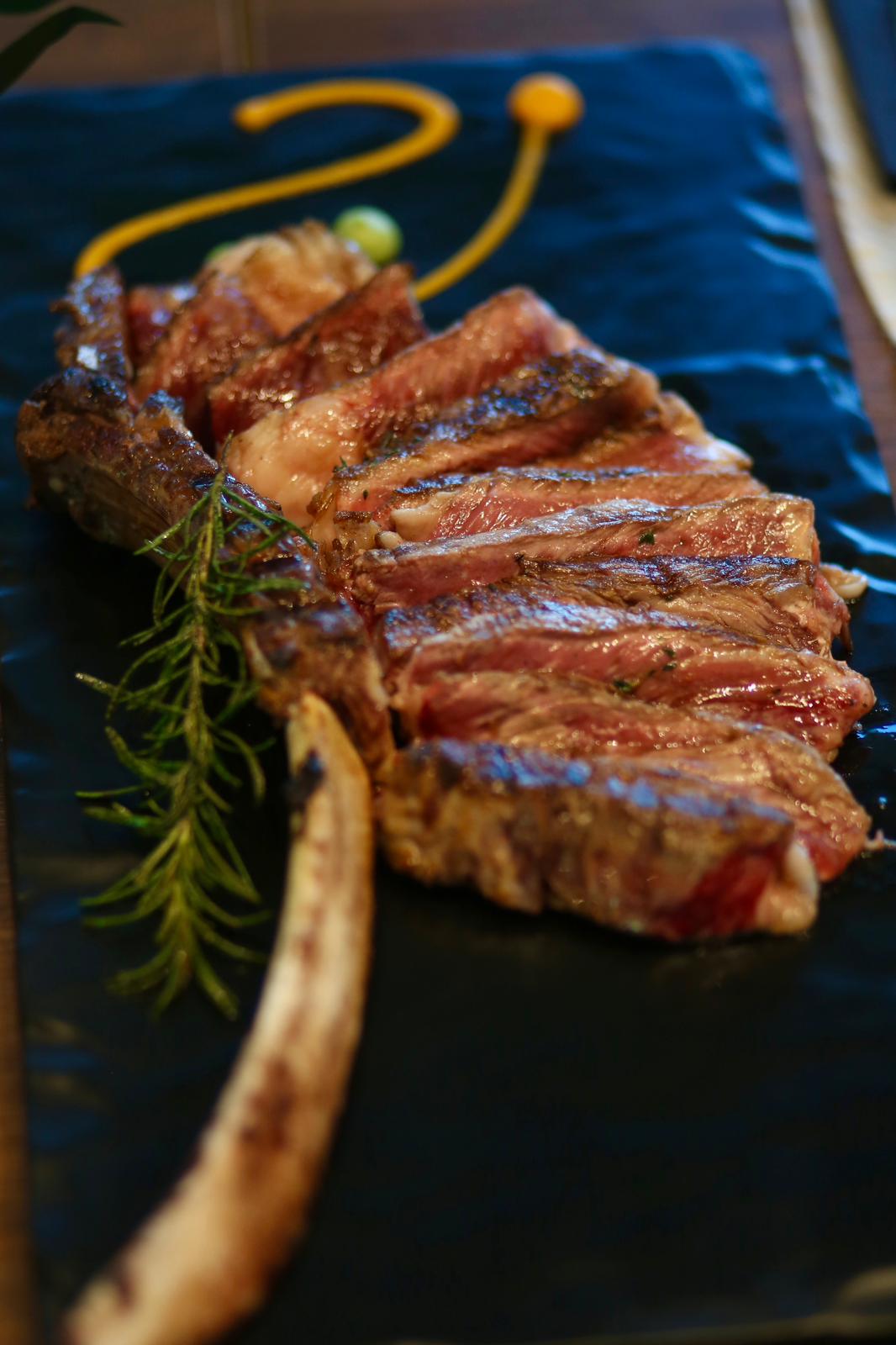 Mussels in white bowl with grilled bread